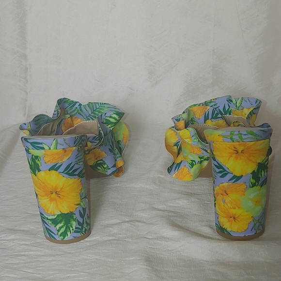 Women's Floral Pattern Heels - Picture 4 of 7